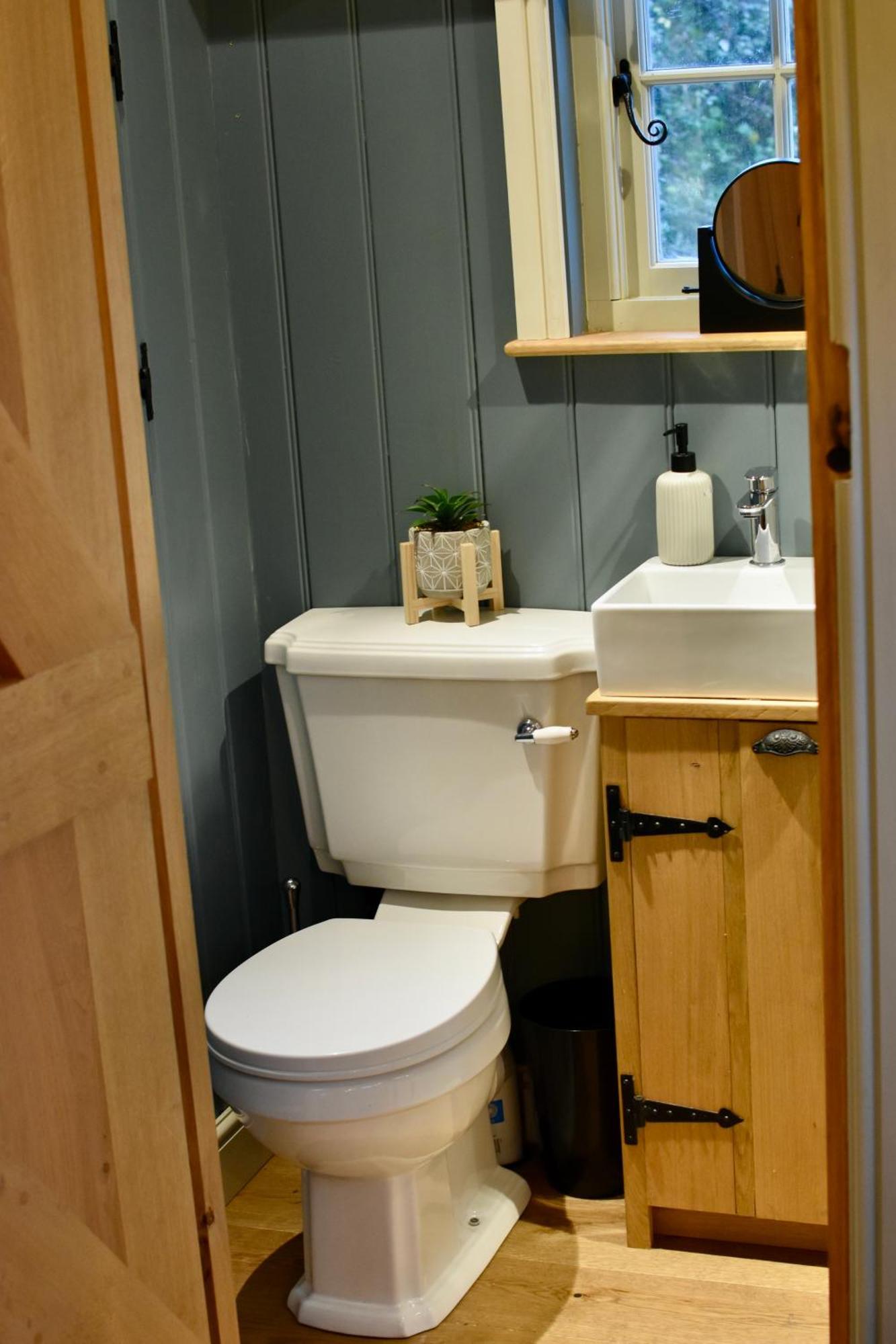 The Deer Hut Apartment Burpham Bagian luar foto